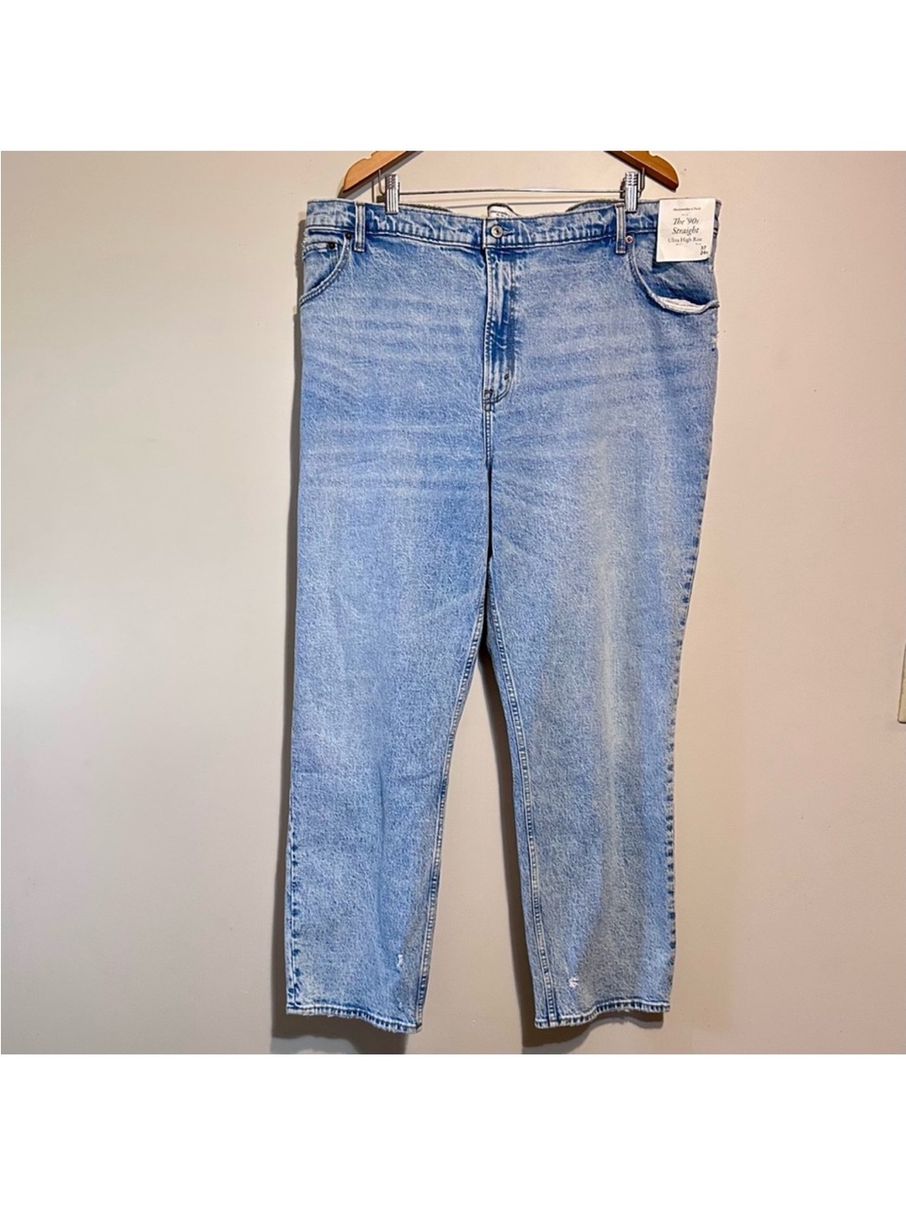 NWT Abercrombie & Fitch 37”x24” The 90’s Straight, High Rise, Distressed Jeans